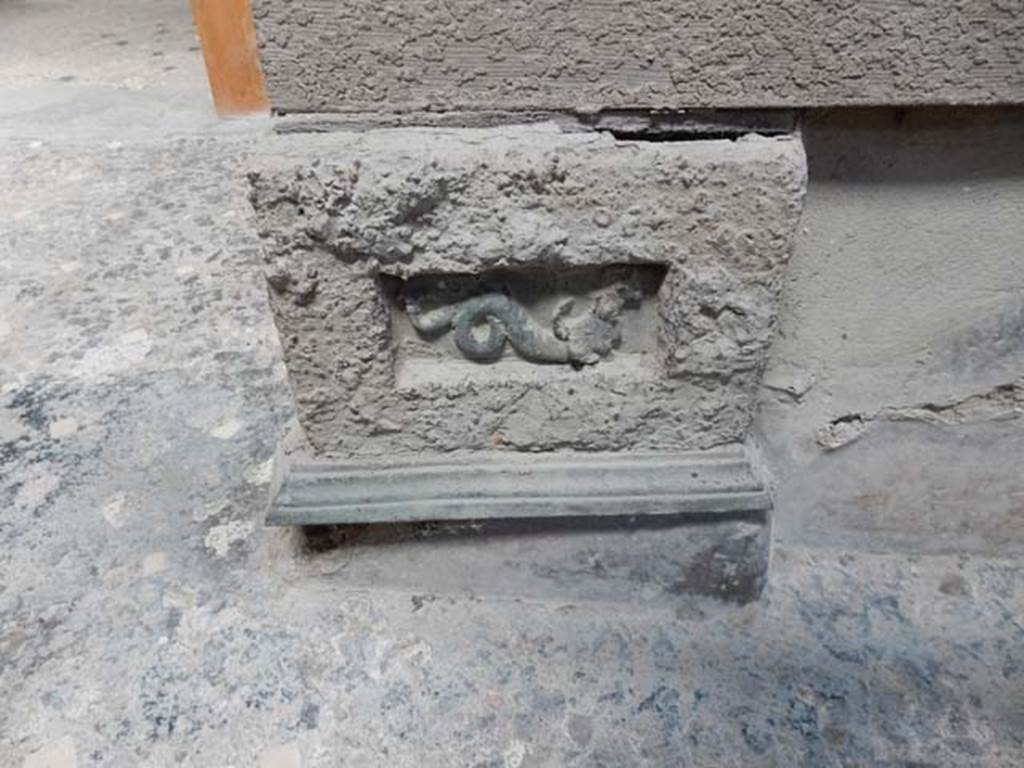 VI.15.1 Pompeii. January 2017. North side of atrium, decoration from remains of strong box, in centre and at east end.
Foto Annette Haug, ERC Grant 681269 DÉCOR.
