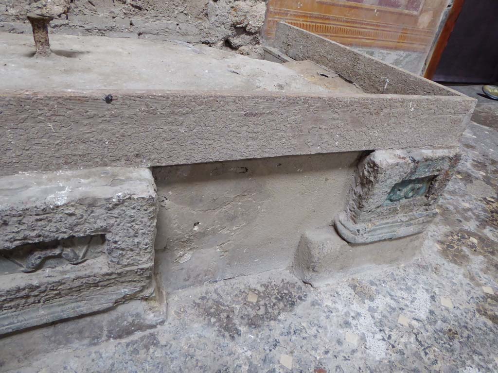 VI.15.1 Pompeii. January 2017. North side of atrium, decoration from remains of strong box in centre.
Foto Annette Haug, ERC Grant 681269 DÉCOR.

