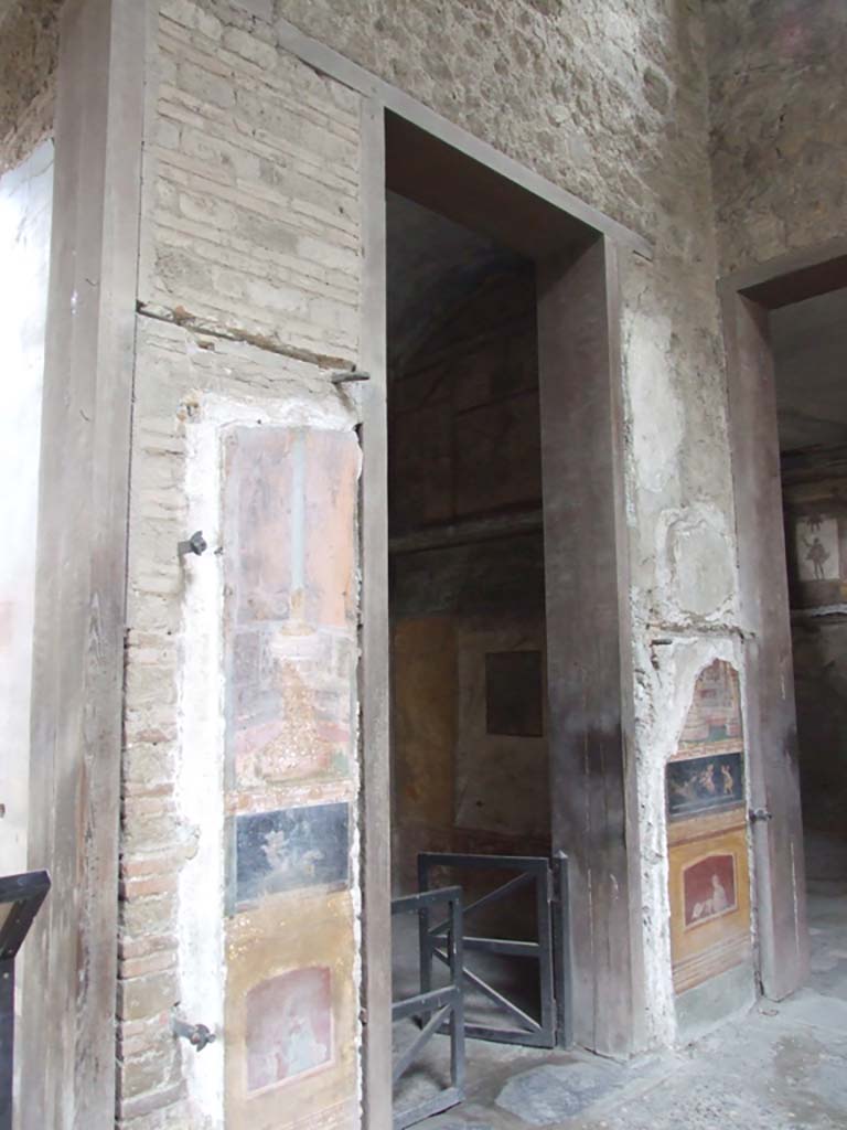 VI.15.1 Pompeii. May 2017.  Looking south-east across atrium, with doorway to bedroom on left of main entrance, in centre of photo.  Photo courtesy of Buzz Ferebee.
