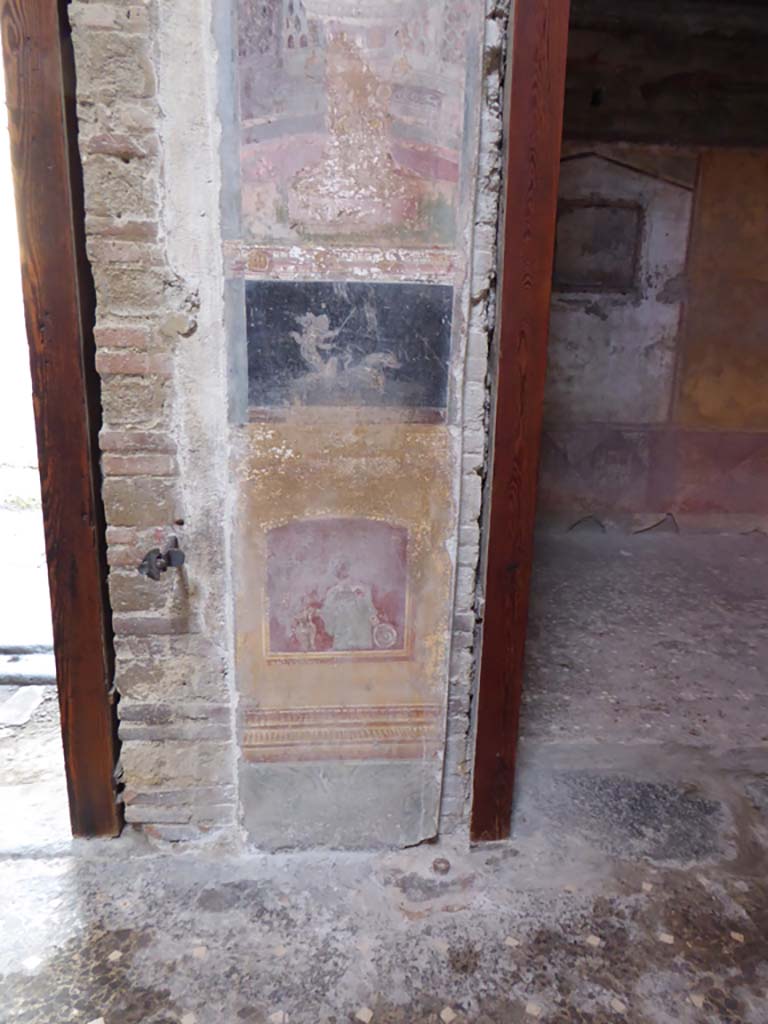 VI.15.1 Pompeii. January 2017. 
Looking east towards painted decoration between entrance corridor, on left, and doorway to bedroom, on right.
Foto Annette Haug, ERC Grant 681269 DÉCOR.
