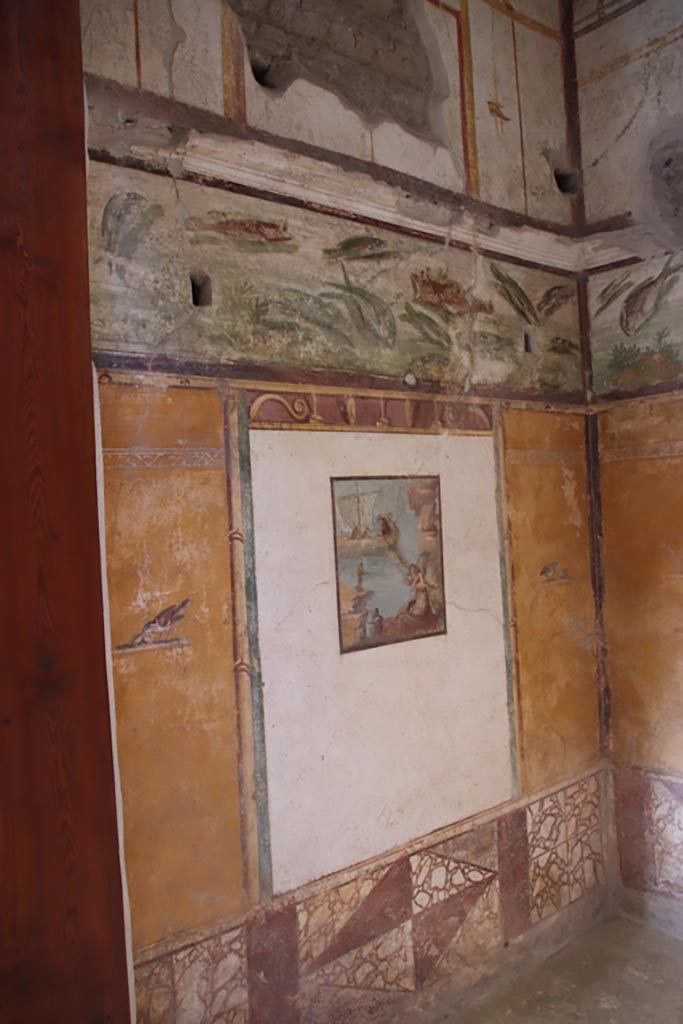 VI.15.1 Pompeii. May 2017. Detail of painted bird from panel at west end of north wall of bedroom on left of main entrance. Photo courtesy of Buzz Ferebee.
