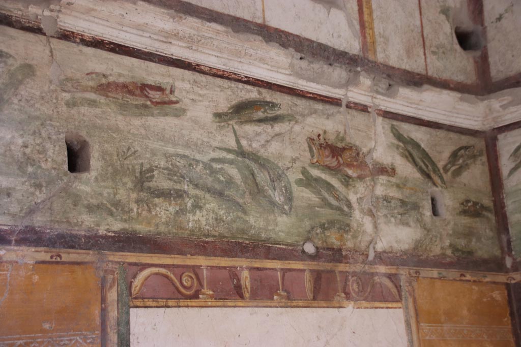 VI.15.1 Pompeii. October 2023. Detail from frieze of fishes and marine life on north wall of bedroom (d). Photo courtesy of Klaus Heese.