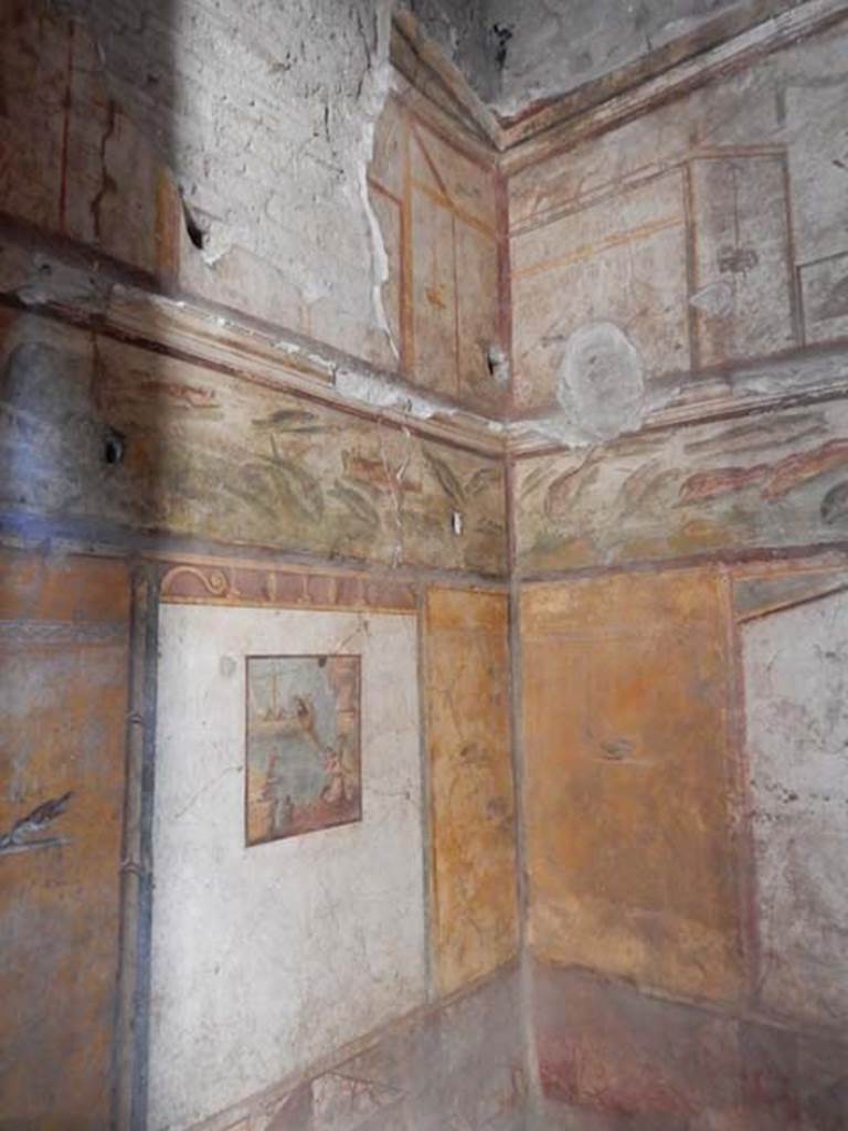 VI.15.1 Pompeii. May 2017. Upper east wall of bedroom on left of main entrance.
Photo courtesy of Buzz Ferebee.
