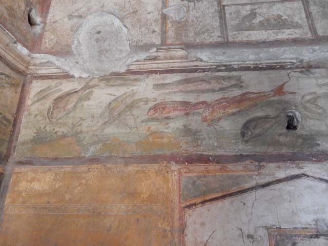 VI.15.1 Pompeii. May 2017. Detail of frieze at north end of east wall of bedroom on left of main entrance. Photo courtesy of Buzz Ferebee.
