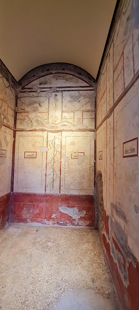 VI.15.1 Pompeii. December 2006. Wall painting with bird, on lower wall in atrium to north of doorway to bedroom.