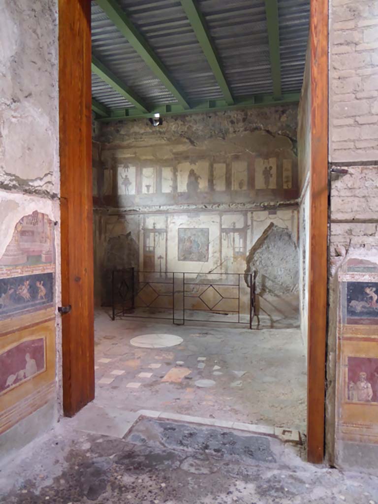 VI.15.1 Pompeii. January 2017. Doorway into oecus (e) in south-east corner of atrium.
Foto Annette Haug, ERC Grant 681269 DÉCOR.

