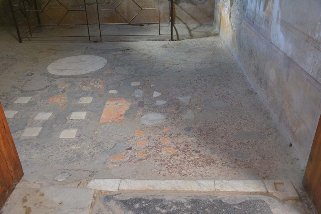 VI.15.1 Pompeii. July 2017. Looking south across flooring in oecus from doorway.
Foto Annette Haug, ERC Grant 681269 DÉCOR.
