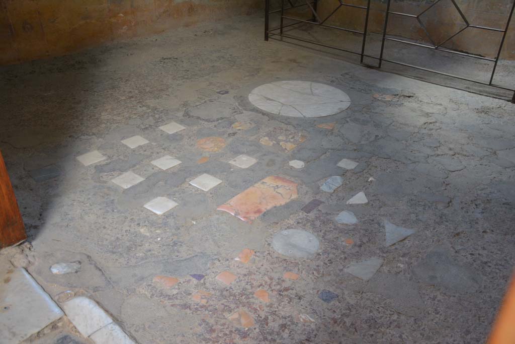 VI.15.1 Pompeii. July 2017. Looking south-east across cocciopesto floor with polychrome marble tiles and flakes.
Foto Annette Haug, ERC Grant 681269 DÉCOR.
