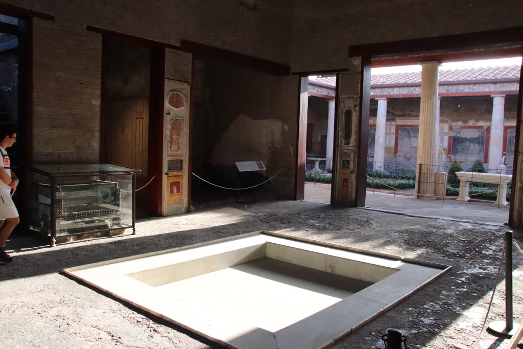 VI.15.1 Pompeii. May 2017. Looking towards south side of atrium, with entrance to south ala, on right.  Photo courtesy of Buzz Ferebee.

