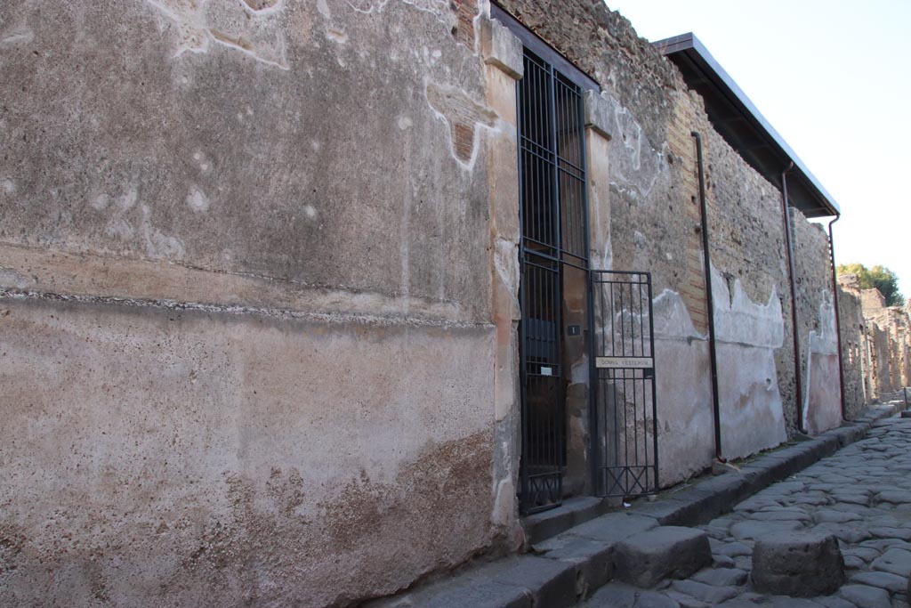 VI.15.1 Pompeii. January 2023. 
Looking west through entrance doorway across atrium towards peristyle.
Photo courtesy of Miriam Colomer.
