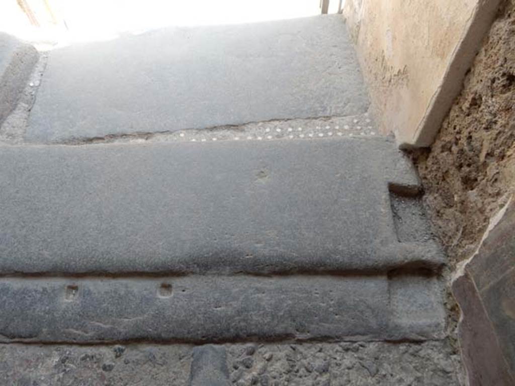 VI.15.1 Pompeii. July 2017. Detail of flooring on south side of vestibule.
Foto Annette Haug, ERC Grant 681269 DÉCOR.
