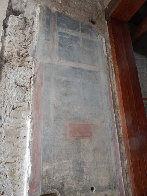 VI.15.1 Pompeii. Graffiti on left hand wall of vestibule, as recorded in CIL IV 4592.
CIL describes it as “in vestibuli pariete sinistro, in tectorio albo, longa 0,13”.
In the vestibule on the left wall, on white plaster, length 0,13.
See Corpus Inscriptionum Latinarum Vol. IV, Supp 2, Part 2, 1909. Berlin: Reimer, p. 542. 
