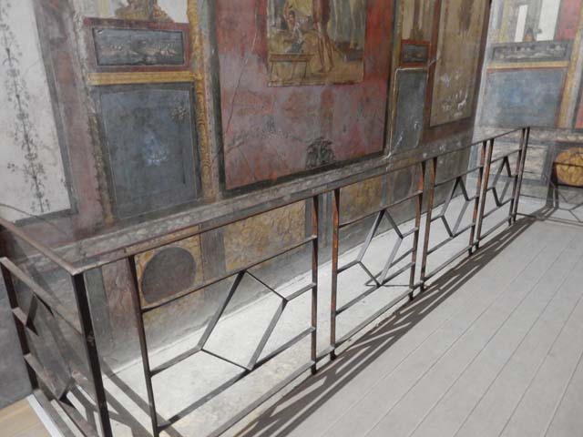 VI.15.1 Pompeii. December 2006. South wall of exedra, in south-east corner, with painting of two floating figures.