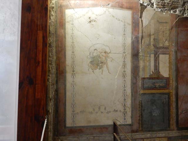 VI.15.1 Pompeii. January 2017. North wall of exedra. Floating figures in west panel.
Foto Annette Haug, ERC Grant 681269 DÉCOR.
