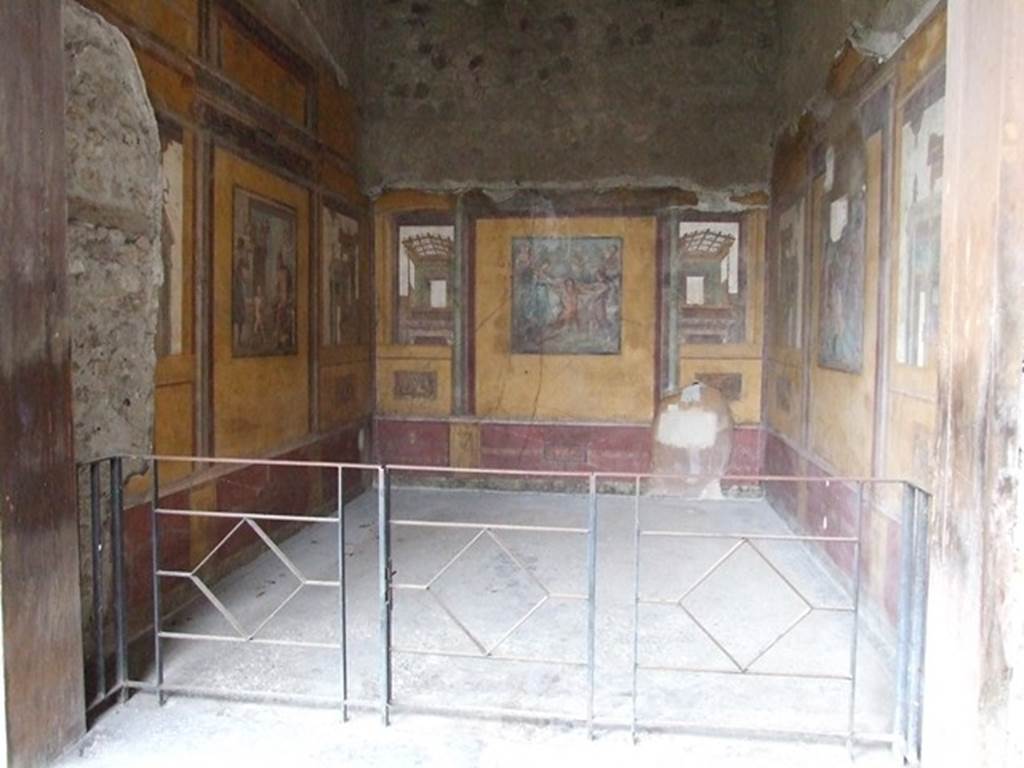 VI.15.1 Pompeii. January 2023. 
North wall of exedra with central wall painting of Hercules strangling the serpents. Photo courtesy of Miriam Colomer.
