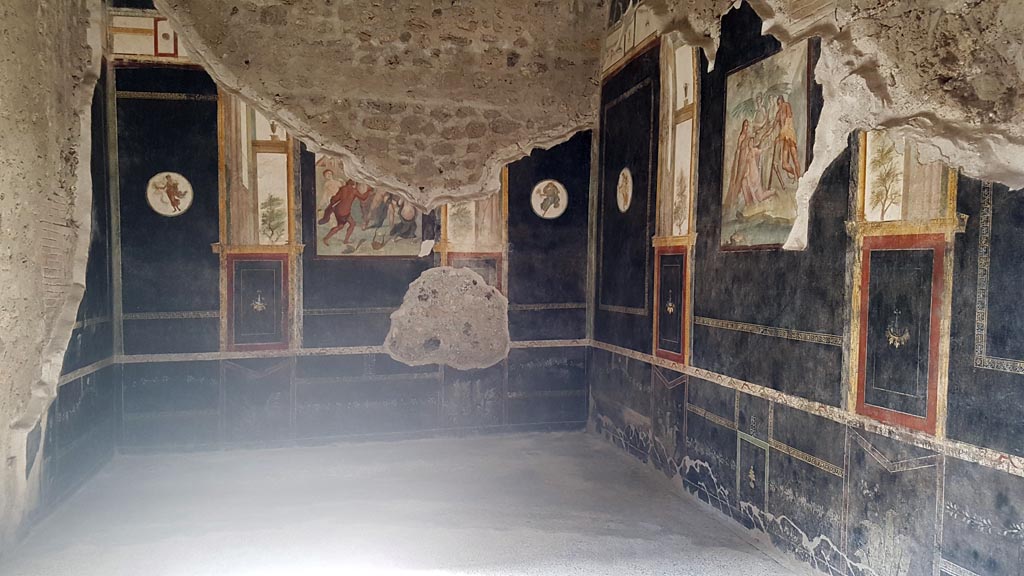 VI.15.1 Pompeii. August 2023. Looking towards east wall of black triclinium “t”. Photo courtesy of Maribel Velasco.