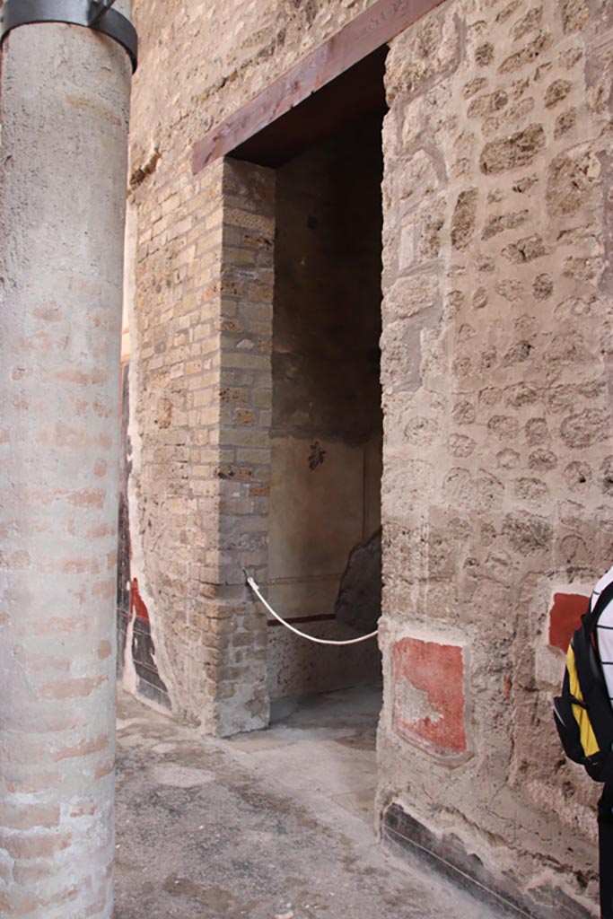 VI.15.1 Pompeii. October 2023. Doorway into cubiculum “u”. Photo courtesy of Klaus Heese.