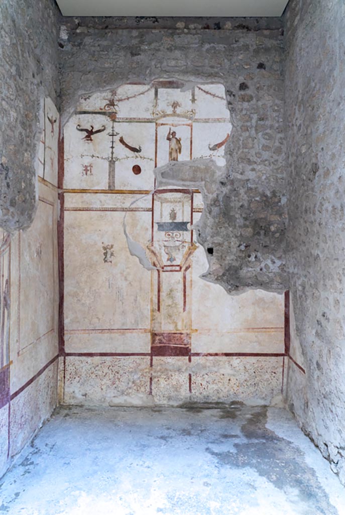 VI.15.1 Pompeii. March 2023. Looking towards east wall in white cubiculum “u”. 
Painting with architecture, griffin, a swan, two peacocks, a crowned standing figure with a thyrsus, vases, and a cupid. 
Photo courtesy of Johannes Eber.

