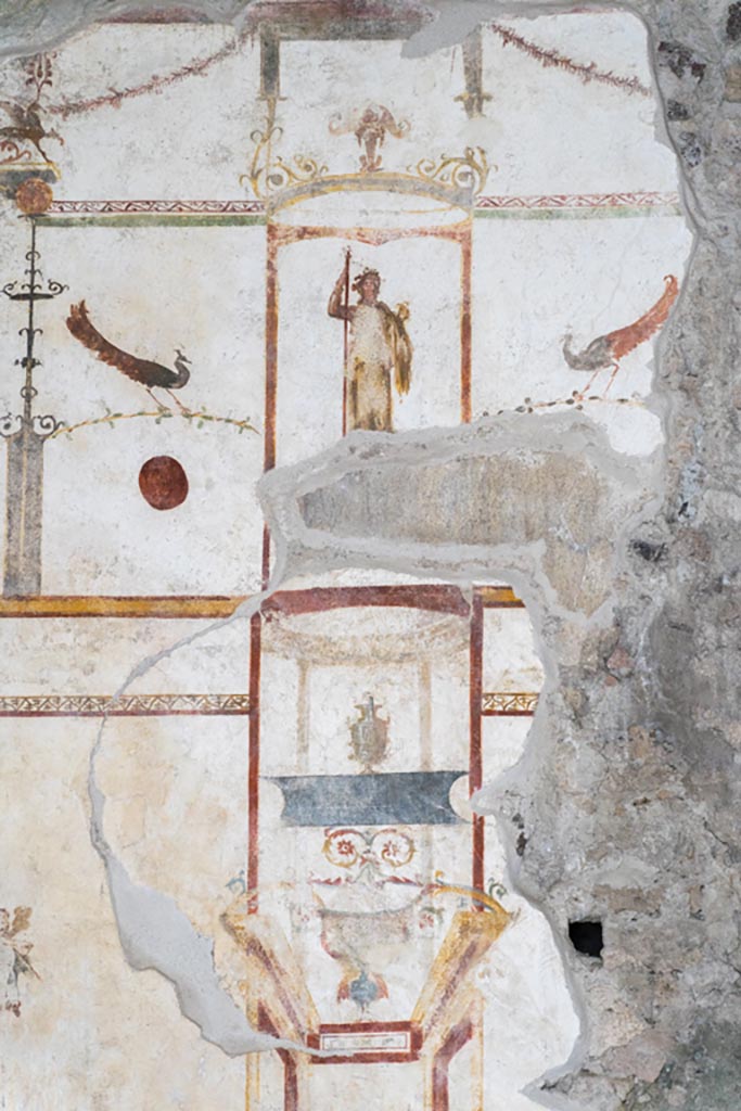 VI.15.1 Pompeii. March 2023. Upper east wall of white cubiculum “u”.
Detail with architecture, griffin, winged sphynx, two peacocks, a standing figure with a thyrsus, and vases. 
Photo courtesy of Johannes Eber.

