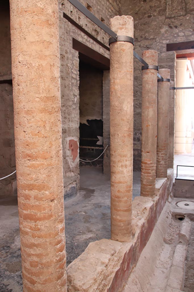 VI.15.1 Pompeii. October 2023. 
Looking south, along columns on portico of small garden/courtyard “s”. Photo courtesy of Klaus Heese.

