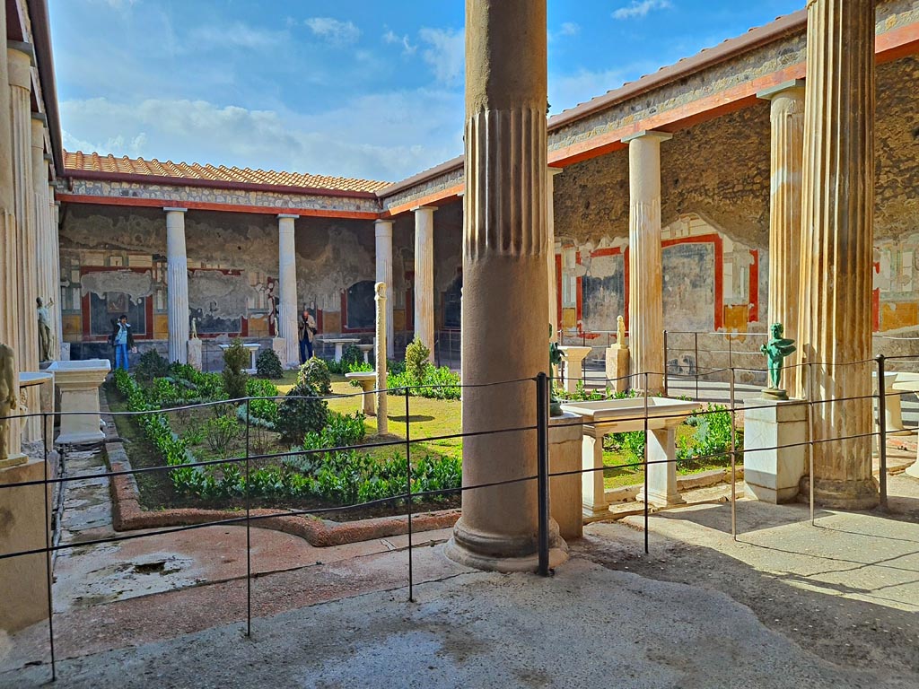 VI.15.1 Pompeii. April 2023. 
Looking across peristyle garden “m” from outside doorway to small courtyard “s” at east end of north portico. Photo courtesy of Giuseppe Ciaramella.

