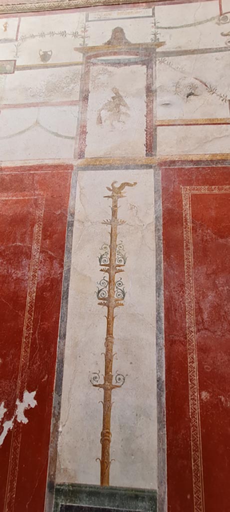 VI.15.1 Pompeii. April 2023. Peristyle garden “s”.  Painted candelabra decoration from west end of north wall.
Photo courtesy of Giuseppe Ciaramella.
