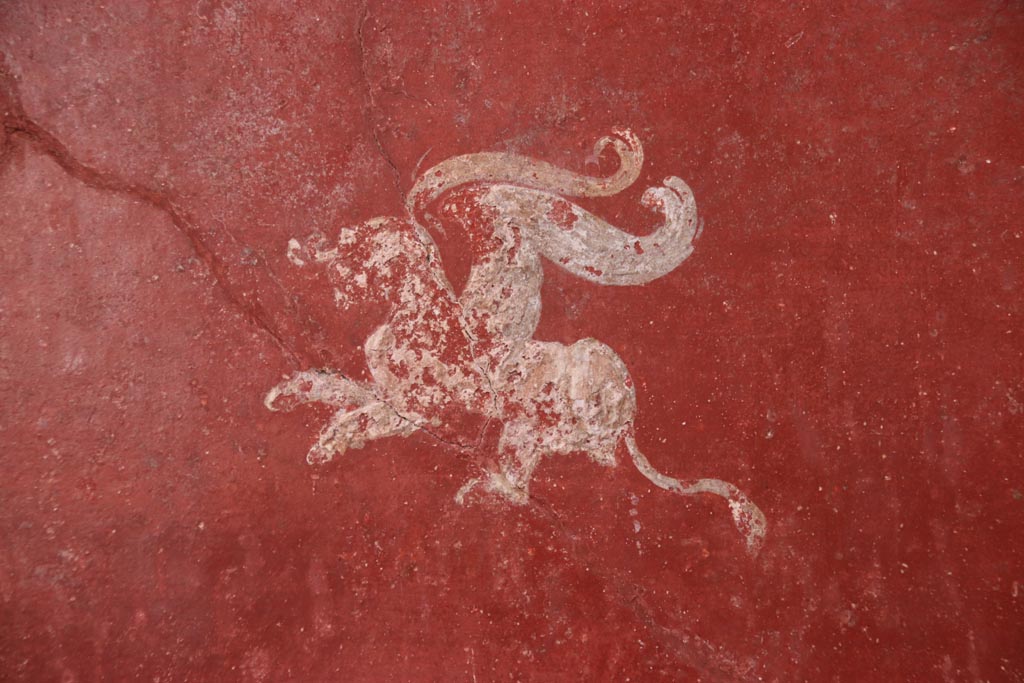 VI.15.1 Pompeii. October 2023. 
North wall of small courtyard/peristyle garden “s”, detail of painted griffin from east end of wall. Photo courtesy of Klaus Heese.
