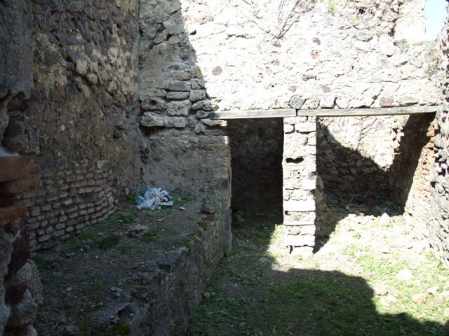 VI.15.5 Pompeii. March 2009. Room 1, rectangular niche top, with irregular shaped niche.