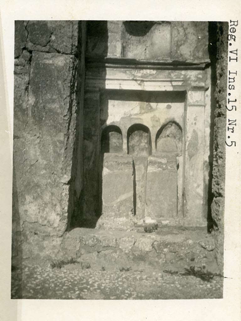 VI.15.5 Pompeii. Pre-1937-39. Room 1, altar on east wall of atrium.    
Photo courtesy of American Academy in Rome, Photographic Archive. Warsher collection no. 586.
