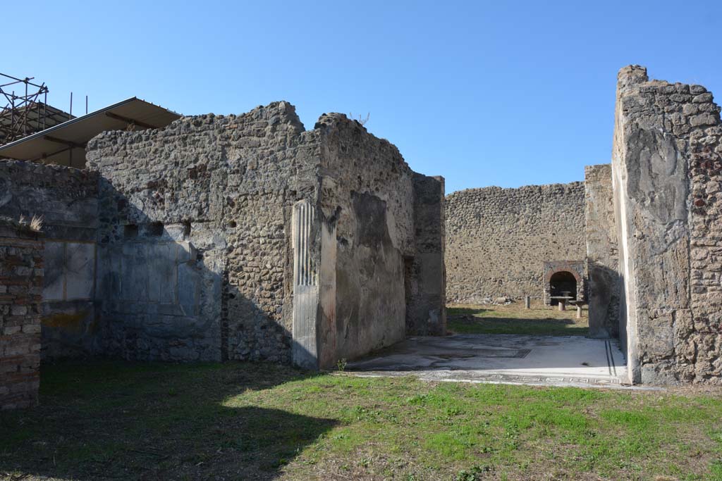 VI 15 5 Pompeii. October 2019. Looking south-west from atrium towards tablinum 7, on right, and south ala 25, on left. 
Foto Annette Haug, ERC Grant 681269 DCOR.
