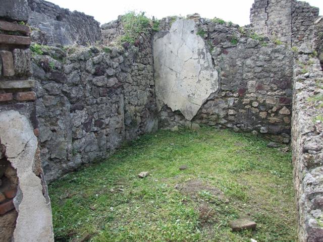 VI.15.6 Pompeii. March 2009. Room 7, west wall, brick pillar and puteal of yard.
