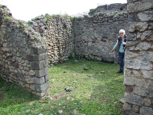 VI.15.6 Pompeii. March 2009.  Doorway to room 8. Exedra.  Looking south.