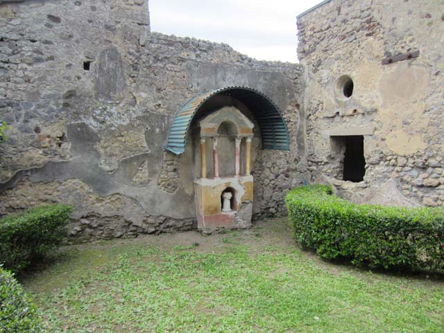 VI.15.8 Pompeii. December 2007. North wall of the portico and doorway (on left) to atrium.