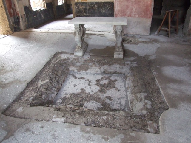 VI.15.8 Pompeii. December 2007. Room to north of entrance with stone steps and remains of a staircase in the plasterwork on the north wall.
