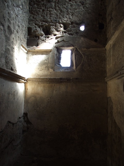 VI.15.9 Pompeii. March 2009. West wall of cubiculum, with doorway into atrium. Looking west.