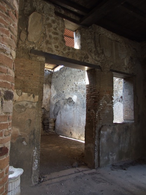 VI.15.9 Pompeii.  March 2009.  Triclinium.  Looking west.
