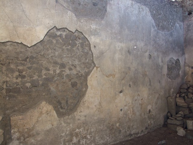 VI.15.9 Pompeii.  March 2009.  Triclinium.  Capital.