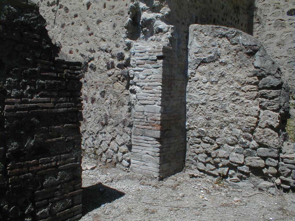 VI.16.1 Pompeii. May 2005. Doorway to room on west side of entrance.