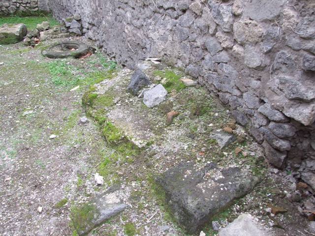 VI.16.5 Pompeii. December 2007. Round window in south-east corner of rear room.