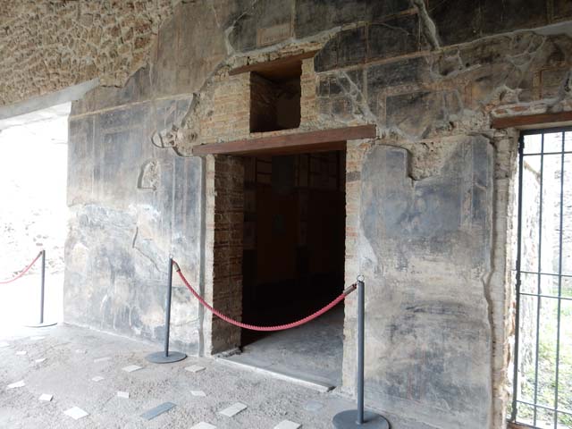 VI.16.7 Pompeii. May 2006.  West wall of Room F, West Portico. 
