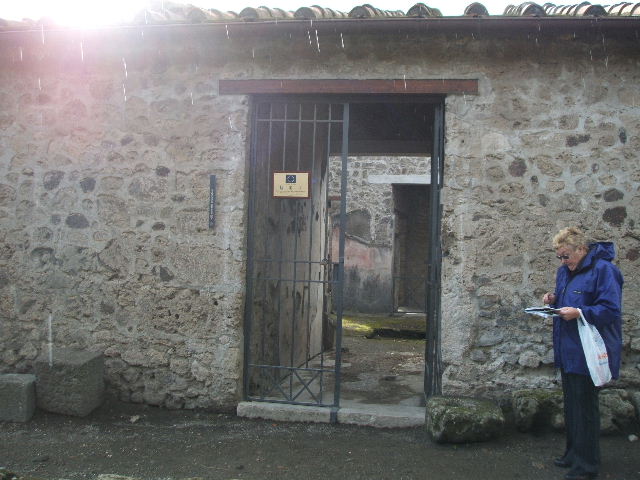 VI.16.7 Pompeii. May 2006.  South-west corner of room B, atrium.