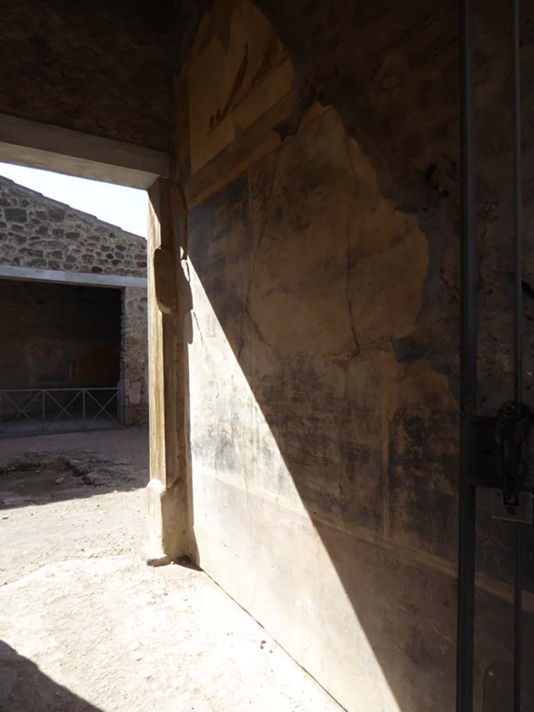 VI.16.7 Pompeii. September 2015. Entrance A, looking west along north wall of corridor/fauces.
Foto Annette Haug, ERC Grant 681269 DÉCOR.
