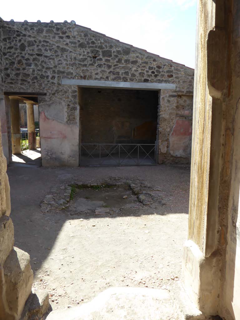 VI.16.7 Pompeii. September 2015. Entrance corridor A, looking west to atrium B.
Foto Annette Haug, ERC Grant 681269 DÉCOR.
