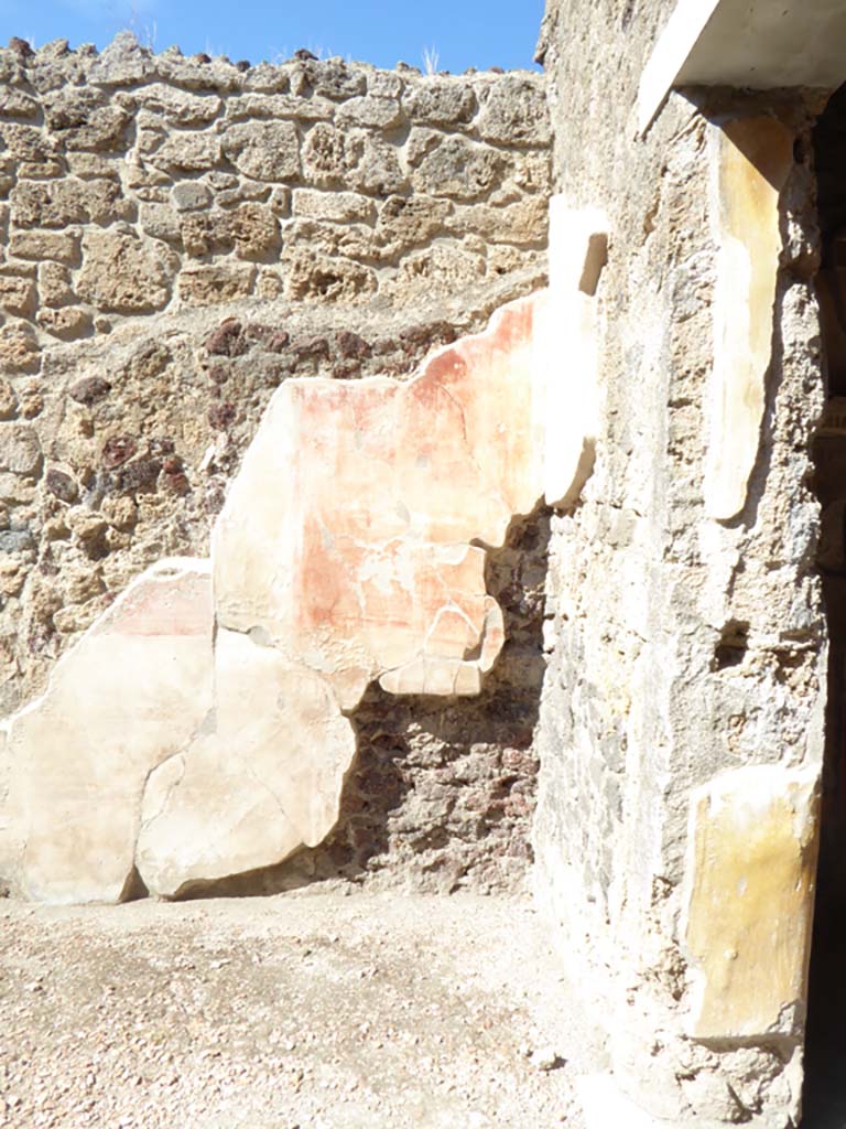 VI.16.7 Pompeii. September 2015. North wall in north-east corner of atrium B, with doorway to room C, on right.
Foto Annette Haug, ERC Grant 681269 DÉCOR.
