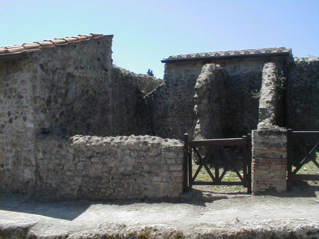 VI.16.8 Pompeii. December 2007. Looking south-west from entrance.