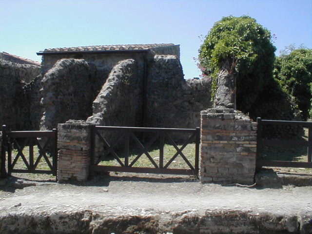 VI.16.9 Pompeii. May 2005. Entrance doorway.  

