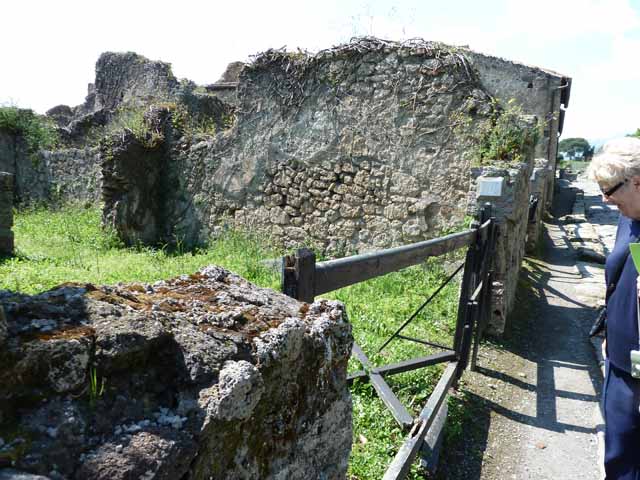 IV.16.11 Pompeii. May 2010. North wall of shop.