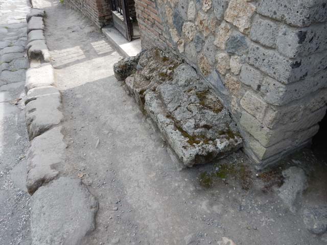 VI.16.15 Pompeii. December 2005. Entrance fauces, looking west to atrium.