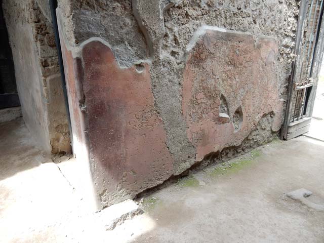 VI.16.15 Pompeii. December 2006. Niche of lararium on north wall of atrium, with remains of painting. According to Boyce, on the rear wall was painted the figure of the Genius. Hanging down on each side of him was a garland, on the side walls were painted red flowers with green leaves.
