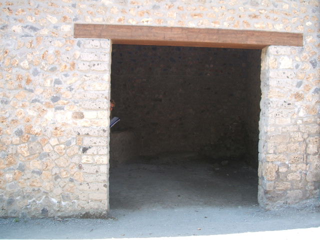 VI.16.17 Pompeii. May 2005. Looking south from entrance.